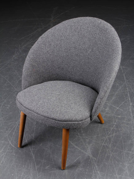 Dansk møbeldesign. Lænestol med ben af bøg, nybetrukket med gråt uldstof. H. 71, sh. 38 cm
